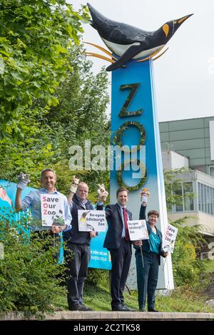 Edinburgh, Schottland, Großbritannien. , . Im Bild: (Links-rechts) Edinburgh MSPs: Alex Cole-Hamilton, Andy Wightman, Daniel Johnson und Ruth Davidson, sahen, wie sie mit Plakaten und Tierpuppen auf den Stufen des Zoos für die sichere Wiedereröffnung des Edinburgh Zoos im Rahmen der Phase 2 Lockerung der Sperrbeschränkungen warben. Quelle: Colin Fisher/Alamy Live News Stockfoto