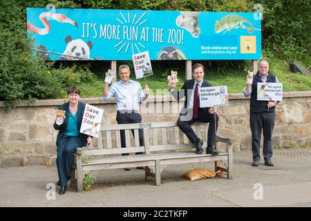 Edinburgh, Schottland, Großbritannien. , . Im Bild: (Links-rechts) Edinburgh MSPs: Ruth Davidson, Alex Cole-Hamilton, Daniel Johnson und Andy Wightman, sahen, wie sie mit Plakaten und Tierpuppen auf den Stufen des Zoos für die sichere Wiedereröffnung des Edinburgh Zoos im Rahmen der Phase 2 Lockerung der Sperrbeschränkungen warben. Quelle: Colin Fisher/Alamy Live News Stockfoto