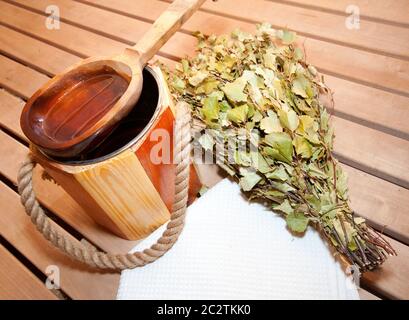 Finnische Saunazubehör im Raum Schwitzen Stockfoto