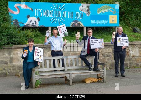 Edinburgh, Schottland, Großbritannien. , . Im Bild: (Links-rechts) Edinburgh MSPs: Ruth Davidson, Alex Cole-Hamilton, Daniel Johnson und Andy Wightman, sahen, wie sie mit Plakaten und Tierpuppen auf den Stufen des Zoos für die sichere Wiedereröffnung des Edinburgh Zoos im Rahmen der Phase 2 Lockerung der Sperrbeschränkungen warben. Quelle: Colin Fisher/Alamy Live News Stockfoto