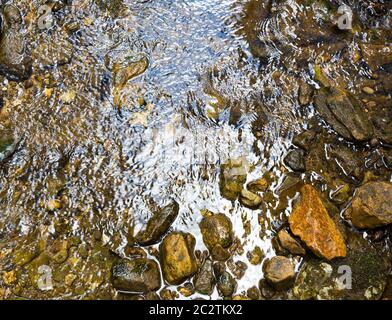 Das Wasser in den Fluss über die Textur Stockfoto