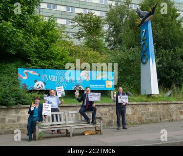 Edinburgh, Schottland, Großbritannien. , . Im Bild: (Links-rechts) Edinburgh MSPs: Ruth Davidson, Alex Cole-Hamilton, Daniel Johnson und Andy Wightman, sahen, wie sie mit Plakaten und Tierpuppen auf den Stufen des Zoos für die sichere Wiedereröffnung des Edinburgh Zoos im Rahmen der Phase 2 Lockerung der Sperrbeschränkungen warben. Quelle: Colin Fisher/Alamy Live News Stockfoto