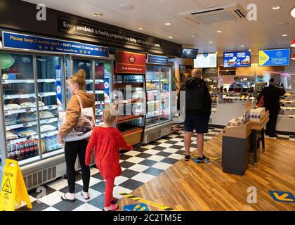 SOUTHEND ON SEA, ENGLAND, 18. Juni - Kunden Schlange stehen, um für ihre Lebensmittel zu bezahlen, als Greggs Bäckerei 800 Geschäfte im ganzen Land wieder eröffnet. Greggs schloss alle ihre Bäckerei wegen der Sperre, die in ganz Großbritannien aufgrund der COVID-19 Pandemie verhängt wurde. (Kredit: Jacques Feeney) Gutschrift: MI Nachrichten & Sport /Alamy Live Nachrichten Stockfoto