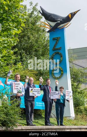 Edinburgh, Schottland, Großbritannien. , . Im Bild: (Links-rechts) Edinburgh MSPs: Alex Cole-Hamilton, Andy Wightman, Daniel Johnson und Ruth Davidson, sahen, wie sie mit Plakaten und Tierpuppen auf den Stufen des Zoos für die sichere Wiedereröffnung des Edinburgh Zoos im Rahmen der Phase 2 Lockerung der Sperrbeschränkungen warben. Quelle: Colin Fisher/Alamy Live News Stockfoto