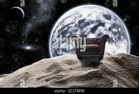 Antiker Stuhl im Raum gegen große Planeten Stockfoto