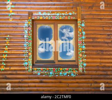 Großes Fenster auf Holzwand Stockfoto