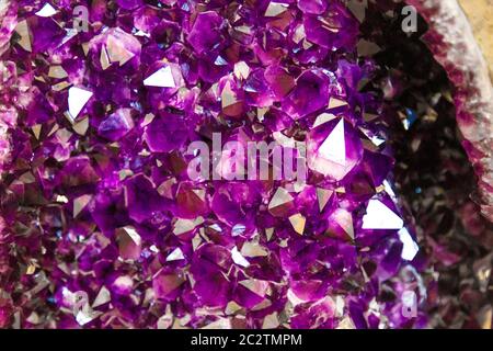 Amethyst purpurner Kristall. Mineralkristalle in der natürlichen Umgebung. Textur aus edlem und halbschädlicher Edelstein. Edelsteine Stockfoto