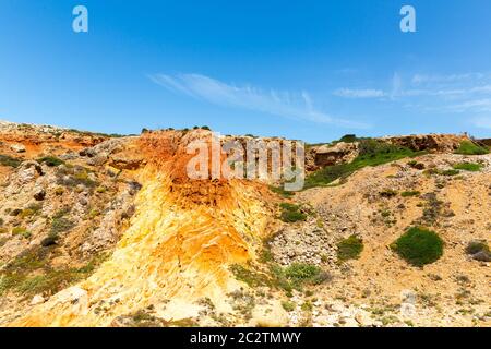 Steinig sandigen Hügeln vor blauem Himmel, Portugal Stockfoto