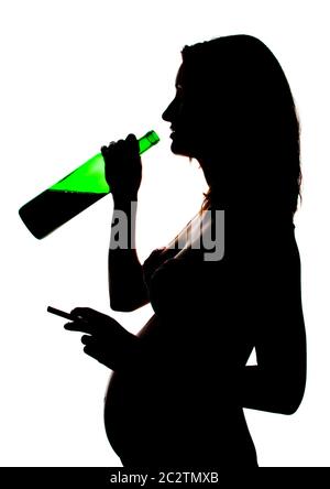 Silhouette der unvorsichtige schwangere Frau mit Alkohol und Zigaretten Stockfoto