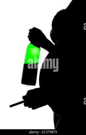 Silhouette der unvorsichtige schwangere Frau mit Alkohol und Zigaretten Stockfoto