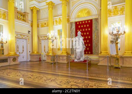 Moskau, Russland, 23. Oktober 2019: Statue der Kaiserin Katharina der Großen in goldenem Saal des Großen Zarizyn-Palastes in der Reservierung des Museums Stockfoto