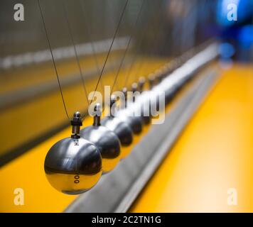 Newtons Wiege balancieren große Gruppe von Kugeln Stockfoto