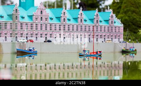 Fischerboote am Pier, Miniatur-Szene im Freien, europa. Mini Figuren mit hoher Abschreckung von Objekten, realistisch Diorama Stockfoto