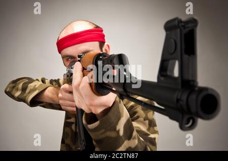 Porträt von lustige Soldat mit Maschinengewehr Stockfoto