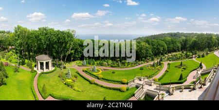 Ansicht der schönen grünen Park mit Pavillon und Gassen Stockfoto