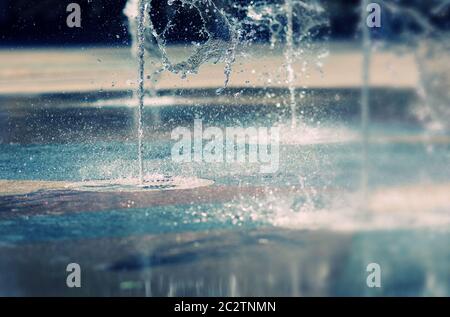 Wasserstrom auf Boden spritzt Stockfoto