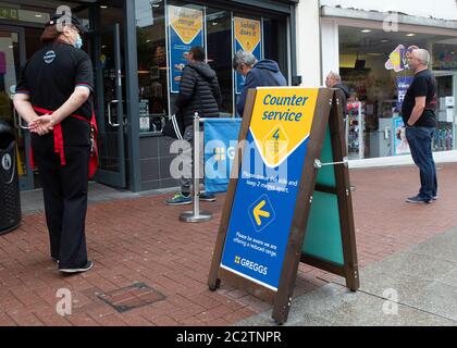 SOUTHEND ON SEA, ENGLAND, 18. Juni - Kunden, die außerhalb des Geschäfts Schlange stehen, als Greggs Bakery 800 Geschäfte im ganzen Land wiedereröffnet. Greggs schloss alle ihre Bäckerei wegen der Sperre, die in ganz Großbritannien aufgrund der COVID-19 Pandemie verhängt wurde. (Kredit: Jacques Feeney) Gutschrift: MI Nachrichten & Sport /Alamy Live Nachrichten Stockfoto