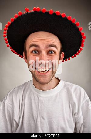 Sehr glücklich dumme Lachen Mann im Sombrero-Hut Stockfoto