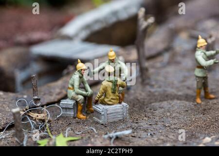 Das Militär des frühen 20. Jahrhunderts an einem Halt in der Nähe der Schützengräben, Soldaten, Miniatur-Szene im Freien, europa. Mini Figuren mit hoher Abschreckung von Objekt Stockfoto