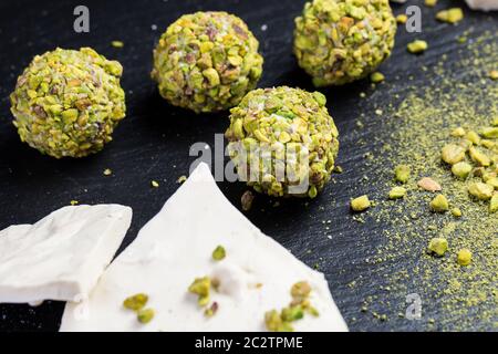 Dessertkuchen mit süßem Dessert, handgemacht. Makro Nahaufnahme Dessert Dessert Süßigkeiten rund Ball weiß Trüffelball Set aus weißem Chocola Stockfoto