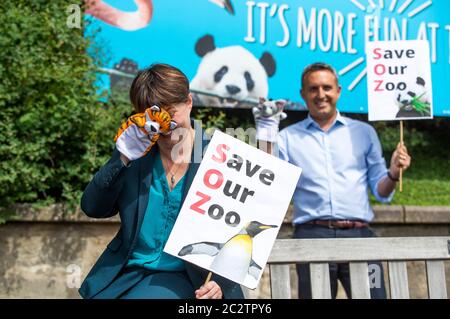 Edinburgh MSPs (von links nach rechts) Ruth Davidson und Alex Cole-Hamilton, die vor dem Edinburgh Zoo für ihre sichere Wiedereröffnung im Rahmen der Phase 2 Lockerung der Sperrbeschränkungen werben. Stockfoto