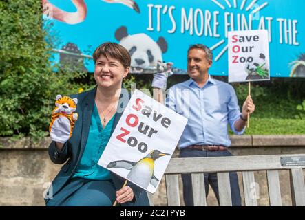 Edinburgh MSPs (von links nach rechts) Ruth Davidson und Alex Cole-Hamilton, die vor dem Edinburgh Zoo für ihre sichere Wiedereröffnung im Rahmen der Phase 2 Lockerung der Sperrbeschränkungen werben. Stockfoto