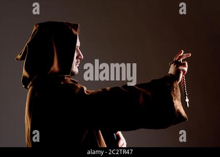 Porträt des Predigens mittelalterlichen Mönch mit hölzernen Rosenkranz Stockfoto