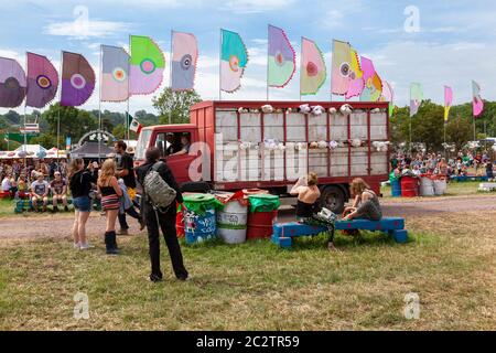 GLASTONBURY, UK - 26. JUNI 2014: Menschen betrachten die Wanderkunstinstallation des britischen Graffiti-Künstlers Banksy beim Glastonbury Festival mit dem Titel ' Stockfoto