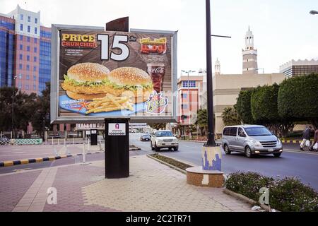 Abha / Saudi-Arabien - 23. Januar 2020: Große Fast-Food-Restaurant Werbung in den Straßen von Abha Stadt Stockfoto