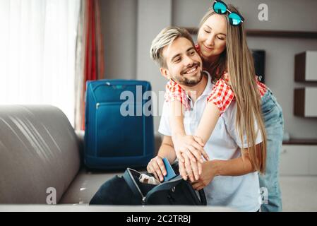 Paar bereitet Ihre Beutel und Pässe für Urlaub. Die Gebühren für die Reise. Gepäck Vorbereitung Stockfoto