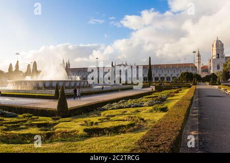 Nationales Archäologiemuseum (Museu Nacional de Arqueologia), Lissabon, Portugal. Im neo-manuelinischen Stil gebaut. Sonnenlicht scheint Stockfoto