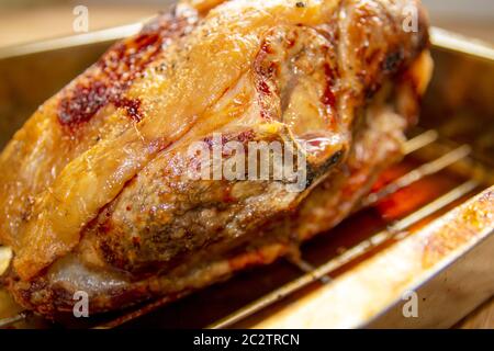 Eine Bratpfanne mit einem kleinen Lammbraten, geröstet direkt aus dem Ofen, fertig zum Schnitzen Stockfoto