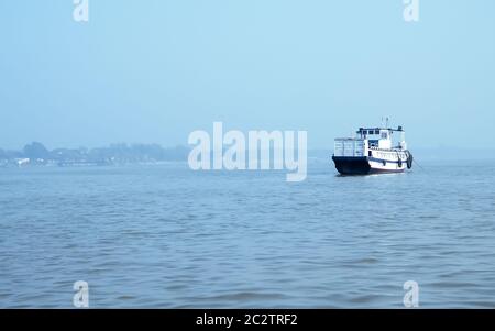 Querformat von großen und schweren rusty Cargo Container Schiff auf dem Fluss für den Transport von Erdöl. Internationalen Versand von Import und Export bus Stockfoto