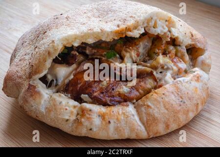 Sabich oder sabih Sandwich serviert in Pita Brot gefüllt mit gebratenen Auberginen, hart gekochte Eier, Salat, Petersilie und Tahini-Sauce. Sabich basiert auf einem traditionellen irakischen jüdischen Gericht, das für Schabbat zubereitet wurde und von irakischen Juden nach Israel gebracht wurde, die in den 1940er und 1950er Jahren umzogen. Stockfoto