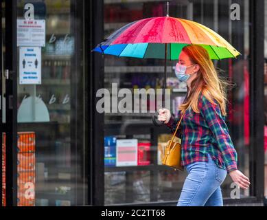 Southport, Merseyside. Wetter in Großbritannien; 18. Juni 2020. Einige Käufer kehren an einem regnerischen Tag im Resort in die vergünstigte Hauptstraße zurück. Mehr als 1500 Menschen starben bei einem Anfall von Fällen in der Merseyside-Region während des Ausbruchs von Covid 19, was Käufer und Einzelhandelskaufleute sehr vorsichtig macht, da das Geschäft wieder zu einer Form von Normalität zurückkehrt. Kredit; MediaWorldImages/AlamyLiveNews. Stockfoto