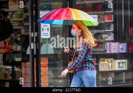 Southport, Merseyside. Wetter in Großbritannien; 18. Juni 2020. Einige Käufer kehren an einem regnerischen Tag im Resort in die vergünstigte Hauptstraße zurück. Mehr als 1500 Menschen starben bei einem Anfall von Fällen in der Merseyside-Region während des Ausbruchs von Covid 19, was Käufer und Einzelhandelskaufleute sehr vorsichtig macht, da das Geschäft wieder zu einer Form von Normalität zurückkehrt. Kredit; MediaWorldImages/AlamyLiveNews. Stockfoto