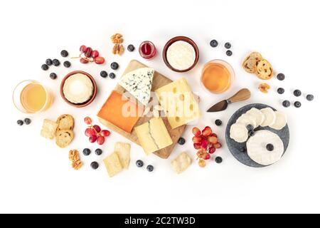 Käse und Wein, Weinprobe und Koppeln, Overhead flach auf einem weißen Hintergrund Schuß Stockfoto