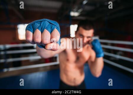 Boxer in blau Handgelenk umhüllt das Training. Boxring auf dem Hintergrund. Leistung im Boxen. Stockfoto