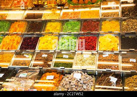 Verschiedenen Trockenfrüchten und Nüssen in Markt Stockfoto
