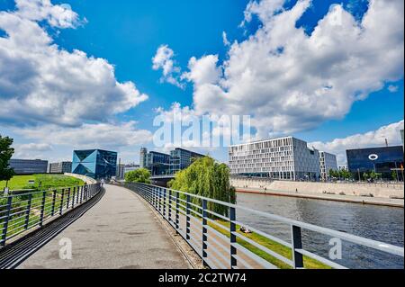 Berlin, Deutschland - 14. Juni 2020: Blick auf die Spree im Regierungsbezirk Berlin. Stockfoto