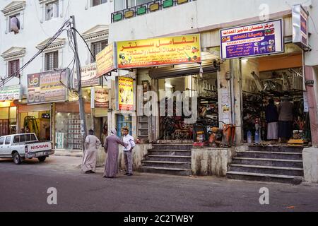 Abha / Saudi-Arabien - 23. Januar 2020: Unordentliche Werkstatt in den Straßen von Abha Stockfoto