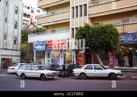 Abha / Saudi-Arabien - 23. Januar 2020: Schnellimbiss in den Straßen von Abha Stockfoto