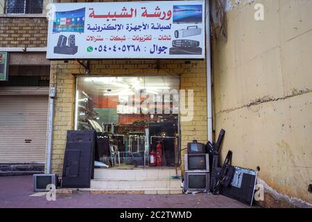 Abha / Saudi-Arabien - 23. Januar 2020: Elektronische Geschäfte in der Handelsstraße mit alten Fernsehern vor Stockfoto
