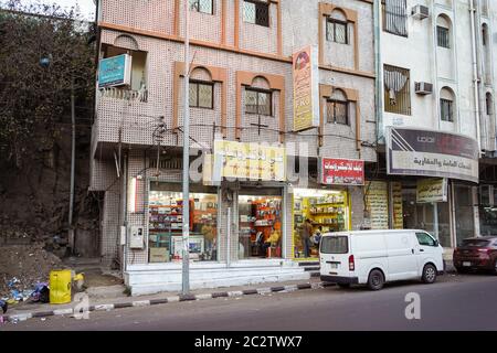 Abha / Saudi-Arabien - 23. Januar 2020: Elektronische Geschäfte in der Handelsstraße mit Menschen, die vor Stockfoto
