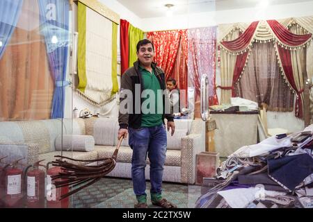 Abha / Saudi-Arabien - 23. Januar 2020: Philippinischer Verkäufer von Migranten in Textilgeschäften, die Vorhänge, Sofas und andere Möbel verkaufen Stockfoto