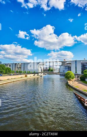 Berlin, Deutschland - 14. Juni 2020: Blick auf die Spree im Regierungsbezirk Berlin. Stockfoto