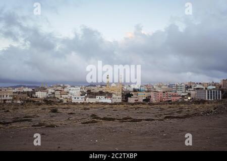Abha / Saudi Arabien - 23. Januar 2020: Panorama-Stadtansicht von Abha und Moschee mit Minaretten gegen bewölkten Himmel während Sonnenuntergang Stockfoto