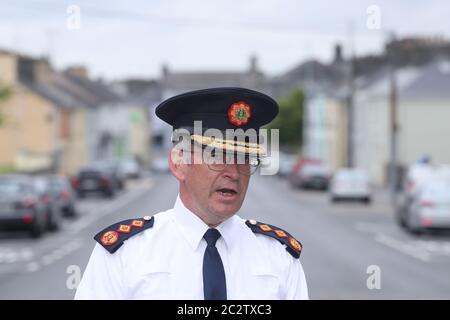 Garda-Kommissar Drew Harris sprach vor den Medien am Tatort in Castlerea, Co Roscommon, wo Detective Garda Colm Horkan nach der Erschießungserlaunung am Mittwochabend starb. Gardai hat einen Mann in Verbindung mit dem Vorfall festgenommen.
