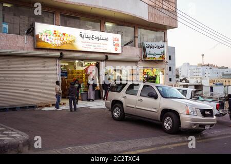 Abha / Saudi-Arabien - 23. Januar 2020: Saudische Kunden und pakistanischer Verkäufer von Migranten in der Obsthandlung in Abha City Stockfoto