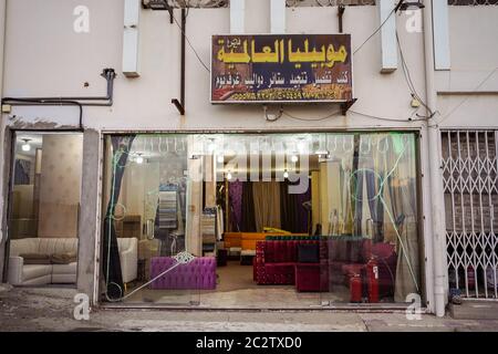 Abha / Saudi-Arabien - 23. Januar 2020: Alte, veraltete Fassade des Sofashops Stockfoto